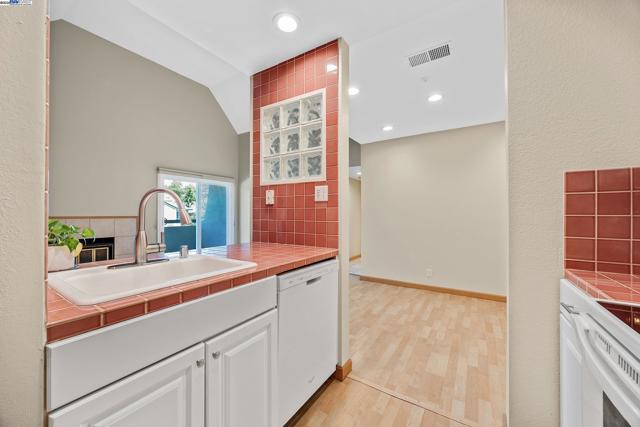 1308 Walden Rd, Walnut Creek CA: https://media.crmls.org/mediaz/71e9470f-d13e-4d6c-8062-e52efe9d5a11.jpg