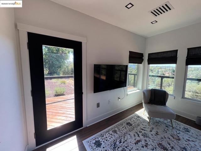 110 Duncan Hill RD, Auburn CA: https://media.crmls.org/mediaz/71e9bd32-acbc-4e00-bced-b42874c02f1f.jpg
