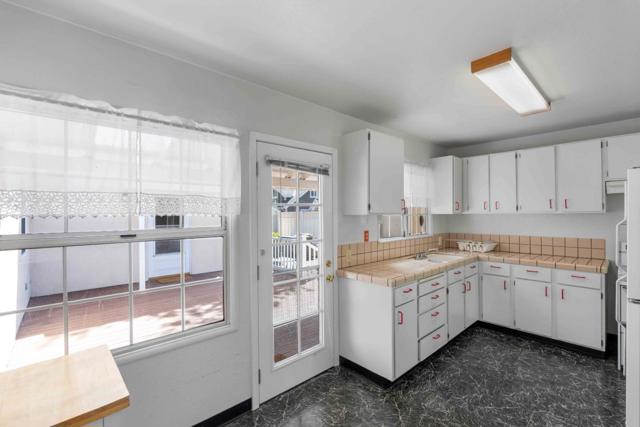1116 17th Avenue, Redwood City CA: https://media.crmls.org/mediaz/71e9e3a2-77c4-4778-8e06-06e091c80821.jpg