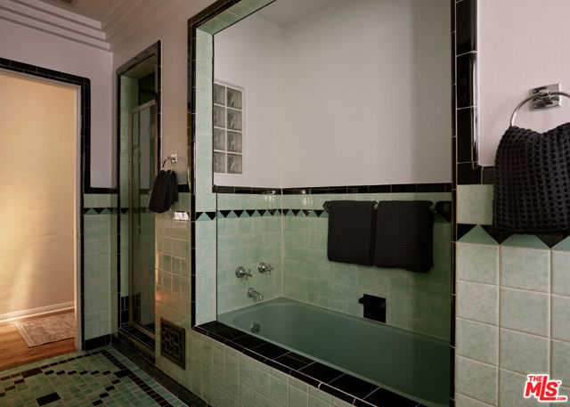 6401 San Vicente Boulevard, Los Angeles CA: https://media.crmls.org/mediaz/71ea0745-975d-4865-95f7-e2bf5b6244a8.jpg