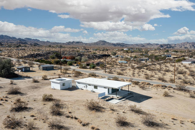 66050 Cottonwood Drive, Joshua Tree CA: https://media.crmls.org/mediaz/71ea3c09-98d8-4613-90d3-f98890b194e2.jpg
