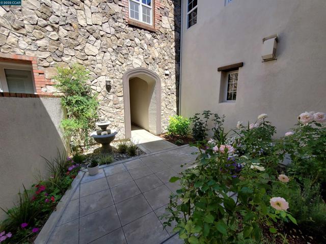 7840 Stoneleaf Drive, San Ramon CA: https://media.crmls.org/mediaz/71ead0b0-67ac-40b4-80b6-e2059ba7613d.jpg