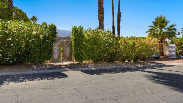 901 S Calle Tomas, Palm Springs CA: https://media.crmls.org/mediaz/71eb6748-5361-4459-ba44-0118463d330c.jpg