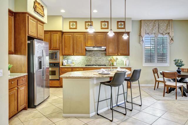 2706 VALLEYCREEK CIR, Chula Vista CA: https://media.crmls.org/mediaz/71ec1dc9-b2e5-4f56-9773-ffe483567ba5.jpg