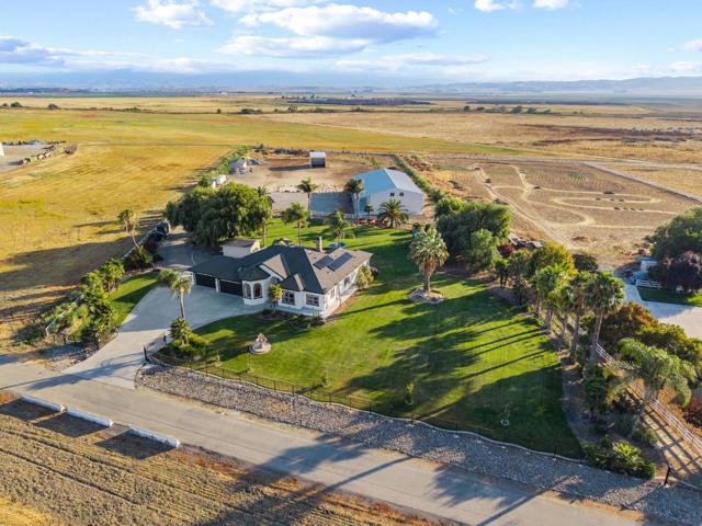 1353 Perry Court, Hollister CA: https://media.crmls.org/mediaz/71ec61cc-06ae-462f-8dbc-8214f6eb246b.jpg