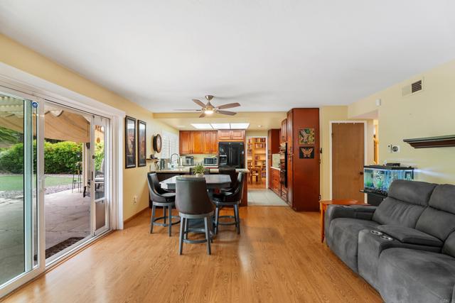 3812 Wild Oats Ln, Bonita CA: https://media.crmls.org/mediaz/71ecda40-fa68-424a-bf75-5772a351f627.jpg