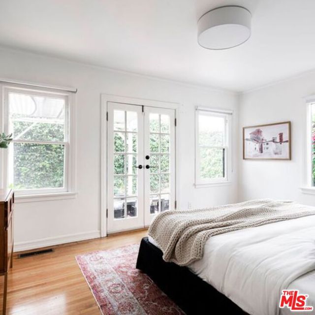 7257 Oakwood Avenue, Los Angeles CA: https://media.crmls.org/mediaz/71ed212e-1307-4b2d-8f49-8f152083cba0.jpg