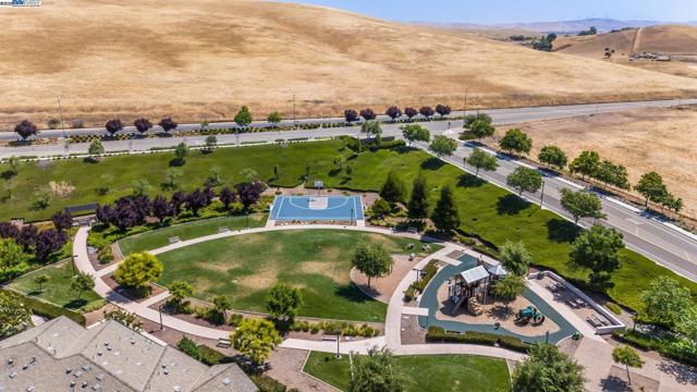 454 Persimmon Common, Livermore CA: https://media.crmls.org/mediaz/71ed4d83-e5b5-4187-afff-c79e65dc9e8e.jpg
