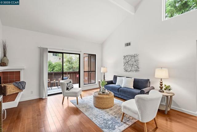 879 Camelback Pl, Pleasant Hill CA: https://media.crmls.org/mediaz/71edd743-7a31-4e03-8bf4-4d687b3ebf08.jpg