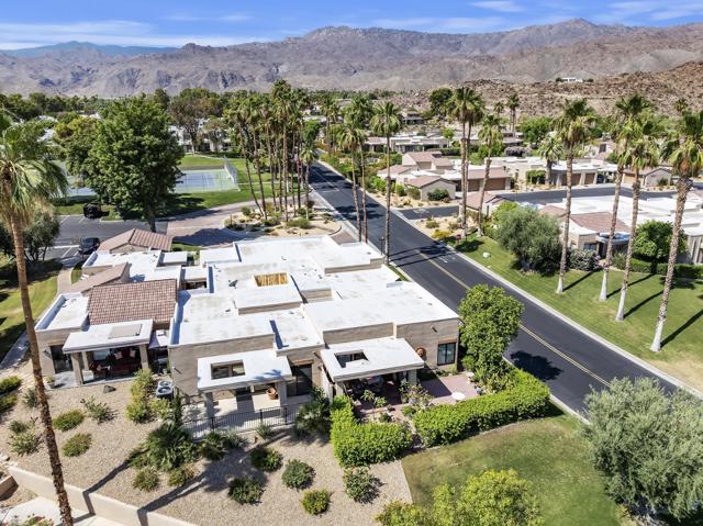 72416 Sommerset Drive, Palm Desert CA: https://media.crmls.org/mediaz/71edfb78-12ec-45df-b834-3c2afcd5f60a.jpg