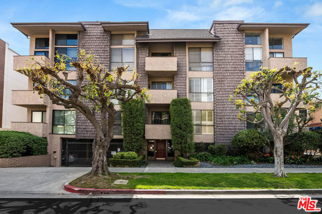 2307 Fox Hills Drive, Los Angeles CA: https://media.crmls.org/mediaz/71eed6d5-ecf3-4948-8afa-be0f453ea86e.jpg