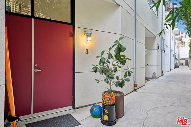 815 Hampton Drive, Venice CA: https://media.crmls.org/mediaz/71ef5f4c-2e5c-4a34-ac08-a7f3a2dd59e3.jpg