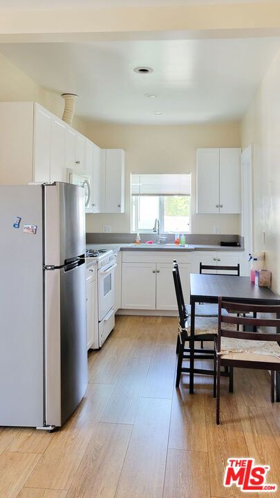 3166 San Marino Street, Los Angeles CA: https://media.crmls.org/mediaz/71ef6183-d0a9-4050-895b-d46f5d2e5960.jpg