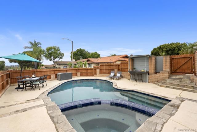 1918 Odell Cir, Vista CA: https://media.crmls.org/mediaz/71ef7229-157c-4e89-84d6-36fe9ae5234d.jpg