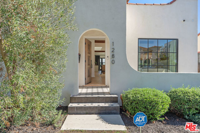 1280 S Sycamore Avenue, Los Angeles CA: https://media.crmls.org/mediaz/71efebe5-55ce-475d-a22a-439a61b14943.jpg