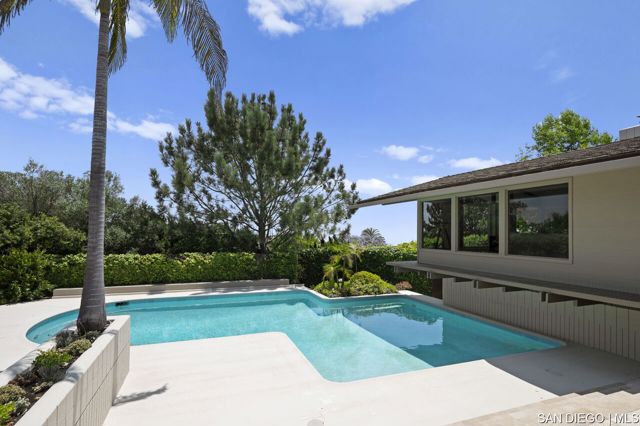 5931 Citadel CIR, La Jolla CA: https://media.crmls.org/mediaz/71f00f83-5e74-4974-8457-ce57f91b7746.jpg