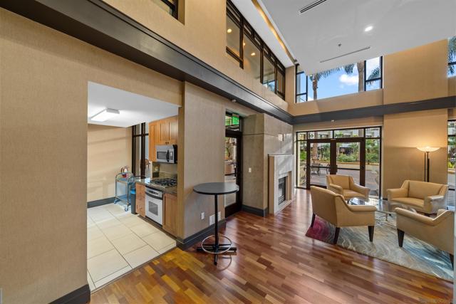 700 W Harbor Dr, San Diego CA: https://media.crmls.org/mediaz/71f07376-d0a8-4951-b6c2-ae23361f70e7.jpg