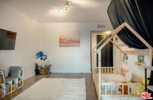 7259 Hillside Avenue, Los Angeles CA: https://media.crmls.org/mediaz/71f0d266-0b02-410f-b7cf-66090fd53e86.jpg