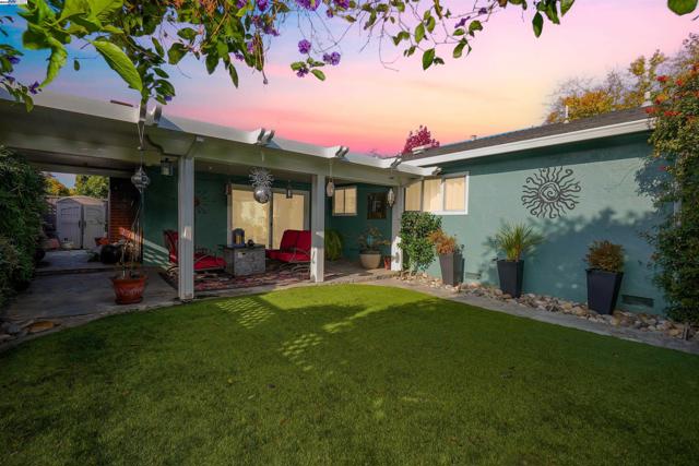2472 Bradford Ave, Hayward CA: https://media.crmls.org/mediaz/71f33050-4de7-4744-b30b-b20431fd3879.jpg