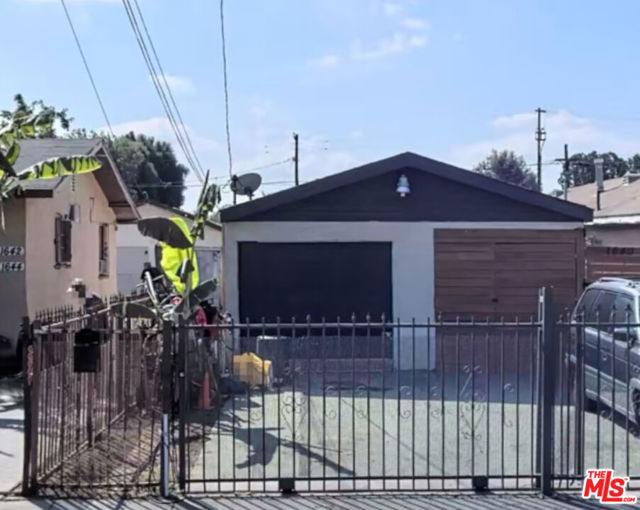 1640 E 110th Street, Los Angeles CA: https://media.crmls.org/mediaz/71f383e2-143c-4982-b055-84a5fc06bacd.jpg
