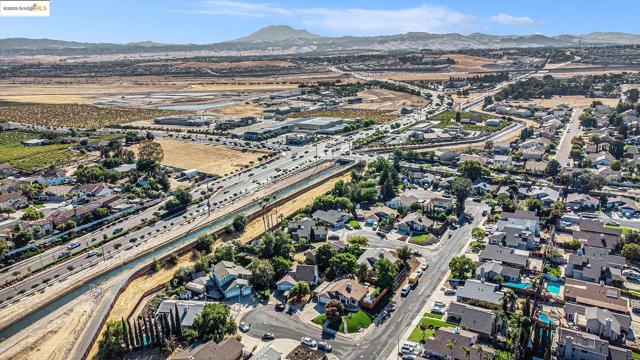80 Mandeville Ct, Oakley CA: https://media.crmls.org/mediaz/71f38659-c40c-4539-8f8d-3196635182e5.jpg