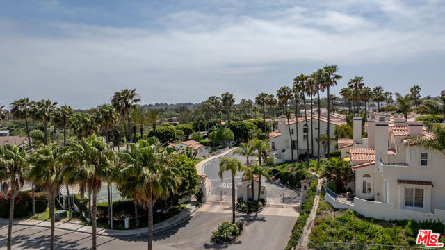 6453 Zuma View Place, Malibu CA: https://media.crmls.org/mediaz/71f3ac66-b603-400a-b935-9cb6847409bd.jpg