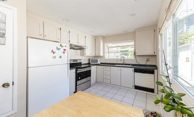 477 Clifford Ct, Bay Point CA: https://media.crmls.org/mediaz/71f52e18-a438-4f81-a440-928c2c20b025.jpg