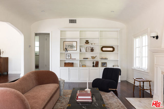 8009 Clinton Street, Los Angeles CA: https://media.crmls.org/mediaz/71f5639f-8871-46e8-ad14-3feedd732ab2.jpg