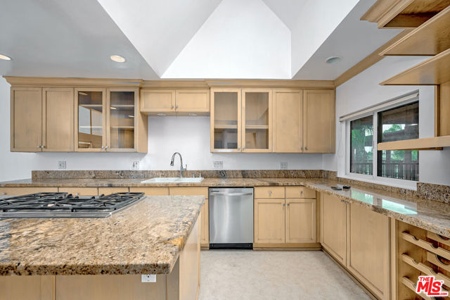 4250 Via Dolce, Marina del Rey CA: https://media.crmls.org/mediaz/71f67465-6ef0-4711-9b67-fe90057146fb.jpg