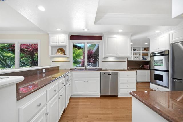 8700 Oak Tree Ln, Castro Valley CA: https://media.crmls.org/mediaz/71f786c3-7d0e-4359-903e-93285dfba316.jpg