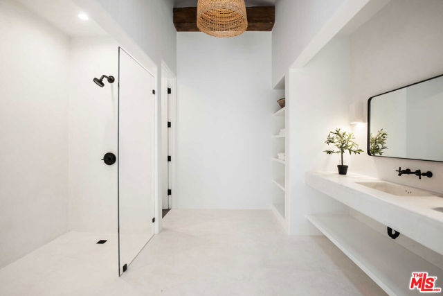 27405 Pacific Coast Highway, Malibu CA: https://media.crmls.org/mediaz/71f7dec7-9a95-49c9-8a02-1679e9b313fc.jpg