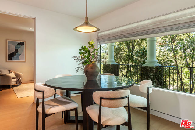365 Norcroft Avenue, Los Angeles CA: https://media.crmls.org/mediaz/71f88030-4b6a-4bec-9d9b-9aff644fbad3.jpg
