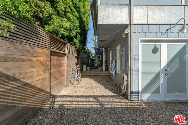 729 Superba Avenue, Venice CA: https://media.crmls.org/mediaz/71f8d6f9-7dc0-4116-8921-c6b7eb2b8457.jpg