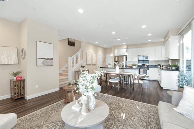 328 C St, Hayward CA: https://media.crmls.org/mediaz/71f8e76f-eb6a-4830-8aa7-4cc4b6287d23.jpg