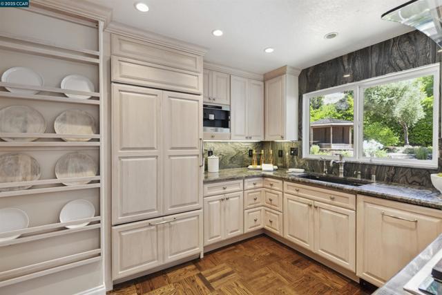 51 Ivy Dr, Orinda CA: https://media.crmls.org/mediaz/71f9a7a9-75c1-4d2e-bd9f-746b9355f394.jpg