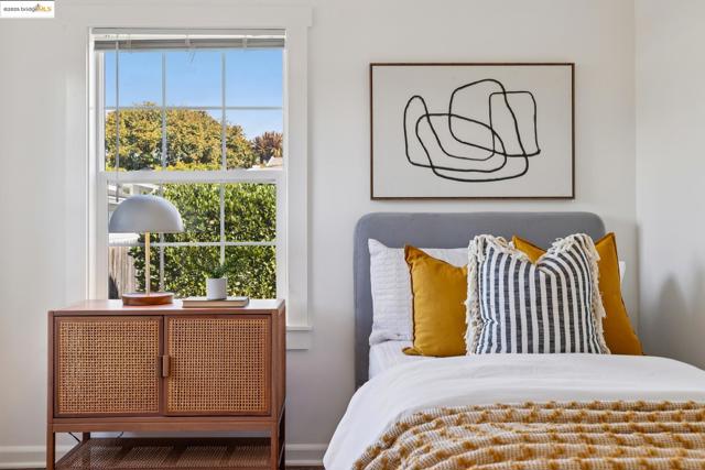 1642 10Th St, Berkeley CA: https://media.crmls.org/mediaz/71f9e87a-823e-417c-aec4-bfa4de468746.jpg