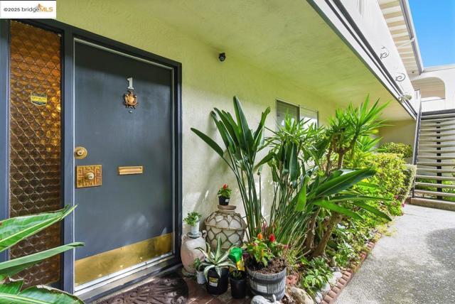 4336 Rilea Way, Oakland CA: https://media.crmls.org/mediaz/71f9f2ad-e172-4a81-824f-76687010e346.jpg