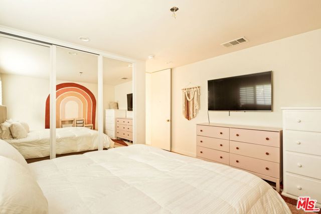 6641 Bedford Avenue, Los Angeles CA: https://media.crmls.org/mediaz/71faa4b0-8297-4315-8143-6067185f8805.jpg