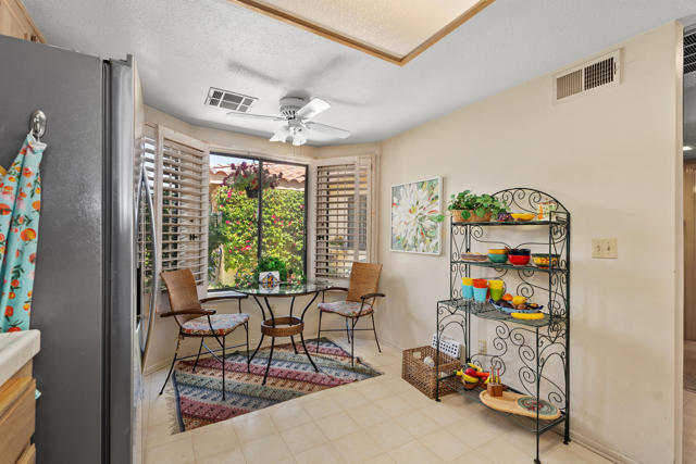 265 Calle Del Verano, Palm Desert CA: https://media.crmls.org/mediaz/71fae3d7-2021-4576-a8f2-65f93d4f9f6b.jpg