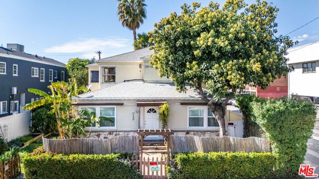 139 N Harper Avenue, Los Angeles CA: https://media.crmls.org/mediaz/71fb16e4-e77f-4ca5-9520-5af20713c06d.jpg