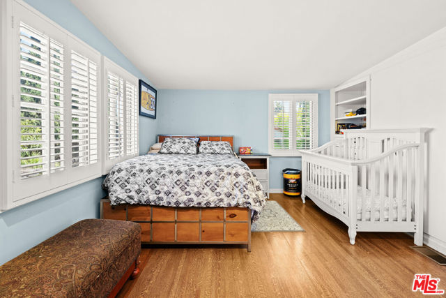 512 N Palm Drive, Beverly Hills CA: https://media.crmls.org/mediaz/71fb7d4a-db03-45e2-9516-233ef6f60f3e.jpg