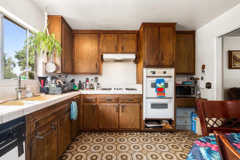 https://media.crmls.org/mediaz/71fbe3c2-0192-4e4f-80fe-47907eba0d4a.jpg?preset=X-Large