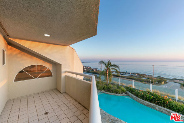 32215 Pacific Coast Highway, Malibu CA: https://media.crmls.org/mediaz/71fc4045-0750-4388-b37b-7f3cc53b41a4.jpg