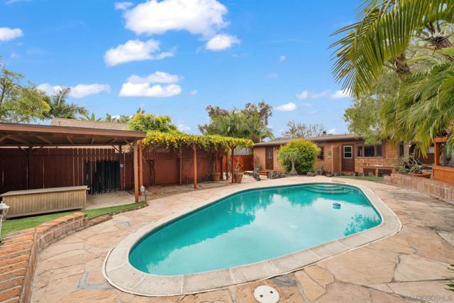 4573 4575 Massachusetts St, San Diego CA: https://media.crmls.org/mediaz/71fcd399-6dca-4aa0-ae4d-0e6504c64ef4.jpg