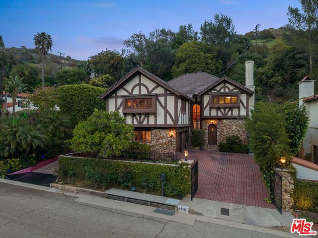 1610 N Beverly Drive, Beverly Hills CA: https://media.crmls.org/mediaz/71fd0204-e5c5-4f0e-b782-8dc9aad695cd.jpg