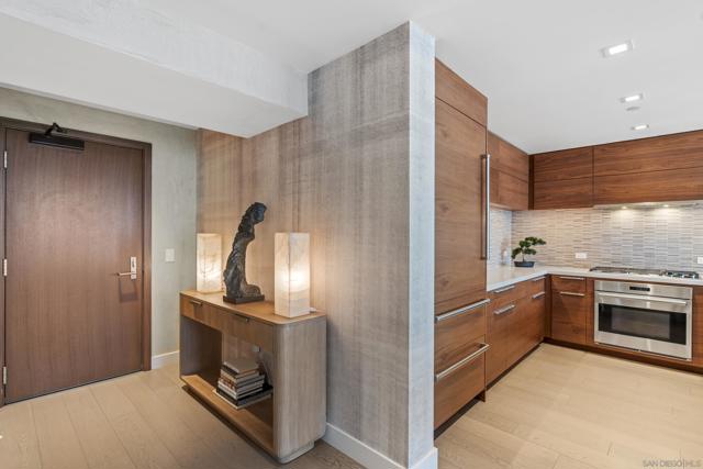 888 W E Street, San Diego CA: https://media.crmls.org/mediaz/71fe0e81-bdee-4d90-9c33-60385024c093.jpg