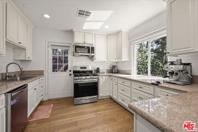 7427 Cleon Avenue, Sun Valley CA: https://media.crmls.org/mediaz/71febd48-ed66-4983-977e-458127f04469.jpg