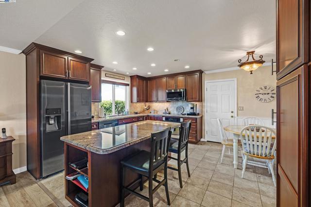 2611 Quail Ct., Union City CA: https://media.crmls.org/mediaz/71fed0a9-4749-4d4e-b9ad-e03e420d6455.jpg