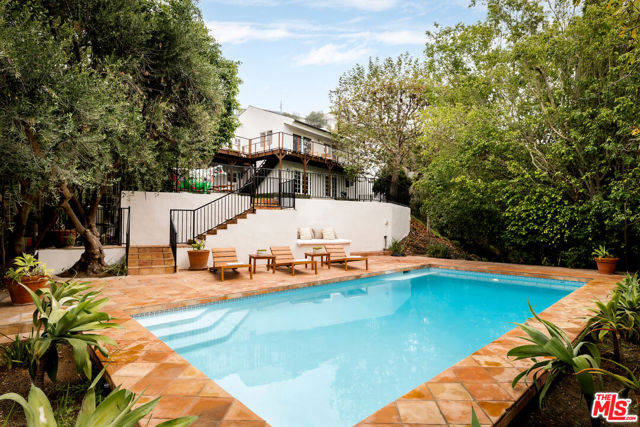 2745 La Cuesta Drive, Los Angeles CA: https://media.crmls.org/mediaz/7200003e-437f-49db-91db-264708e3ecb5.jpg