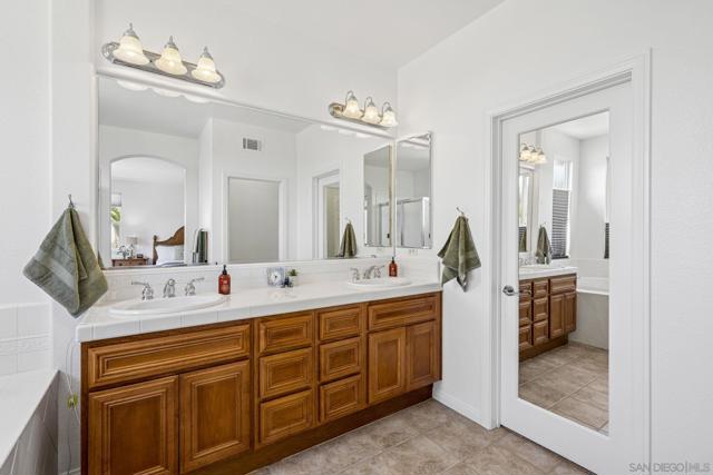 1266 Mariposa Rd, Carlsbad CA: https://media.crmls.org/mediaz/720006e7-3075-4674-bdef-57756cb2d001.jpg